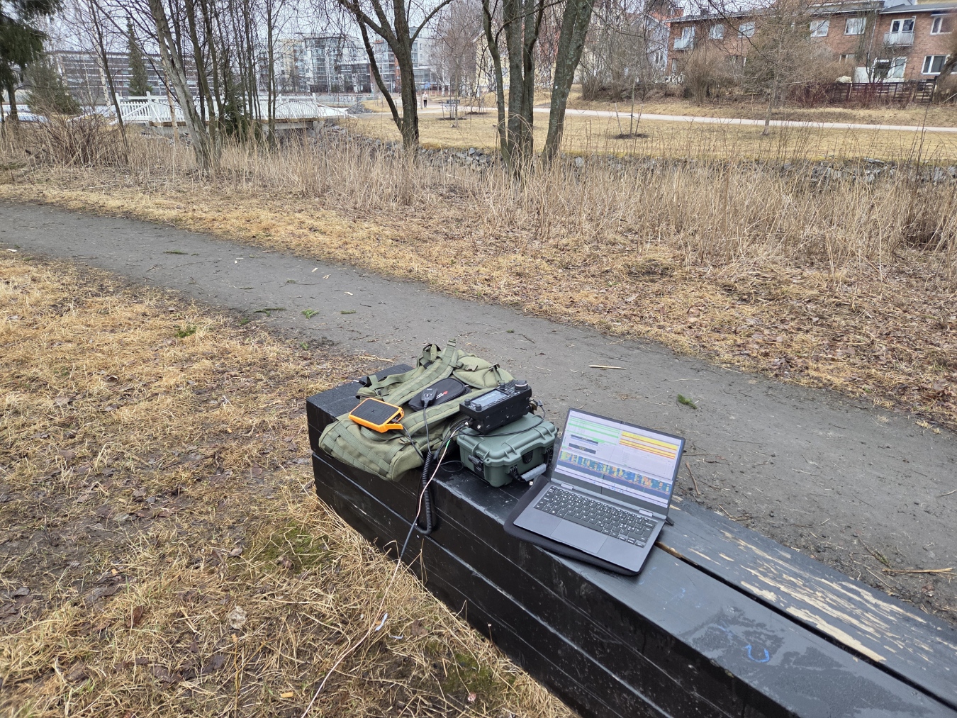 Radioaseman radio, tietokone ja muut välineet Sonnisaaressa Radioasema puiston penkillä