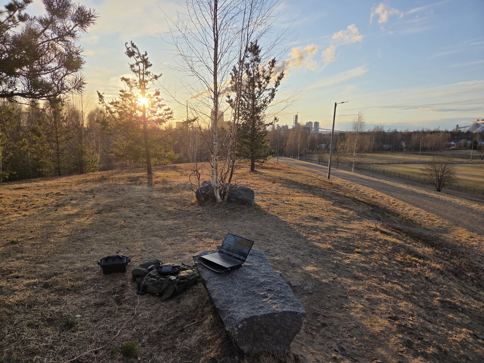 Aseman välineistö kivellä Radioamatööriasema heinätunturissa